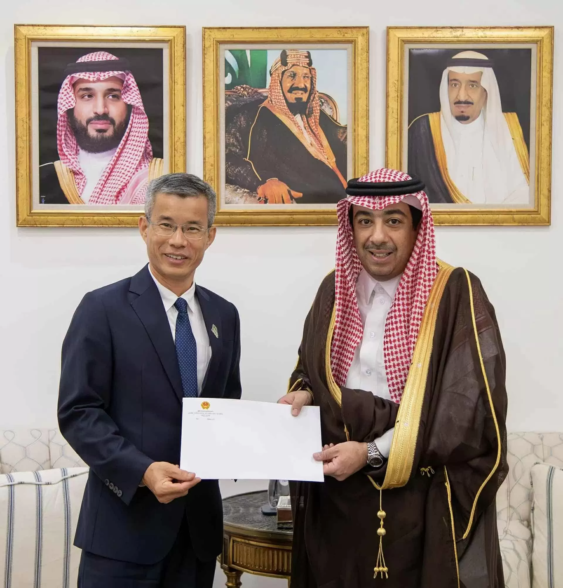 Ambassador Hoang Huu Anh presents a copy of his Letter of Credentials to leaders of the Ministry of Foreign Affairs of Saudi Arabia Ambassador Hoang Huu Anh presents a copy of his Letter of Credentials to leaders of the Ministry of Foreign Affairs of Saudi Arabia