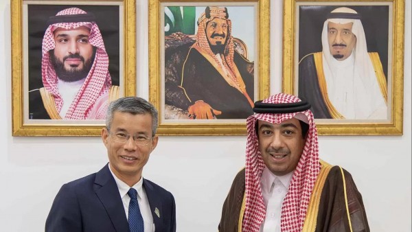 Ambassador Hoang Huu Anh presents a copy of his Letter of Credentials to Deputy Foreign Minister of Saudi Arabia