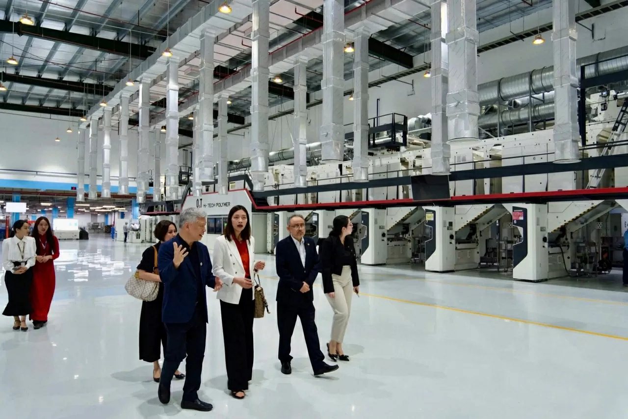 Đại sứ El Salvador Ruben Omar Orozco Burgos tham quan nhà máy. (Ảnh: Xuân Sơn)