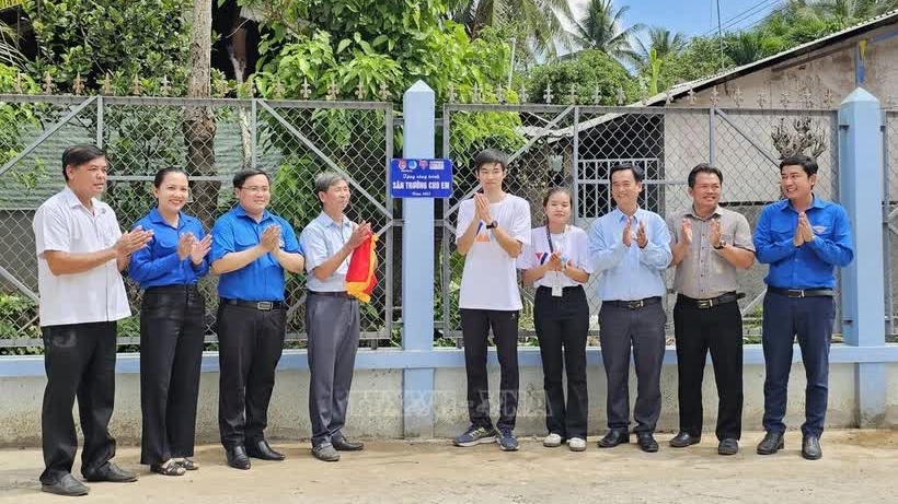 Singaporean students help complete schoolyard for pupils in Ben Tre