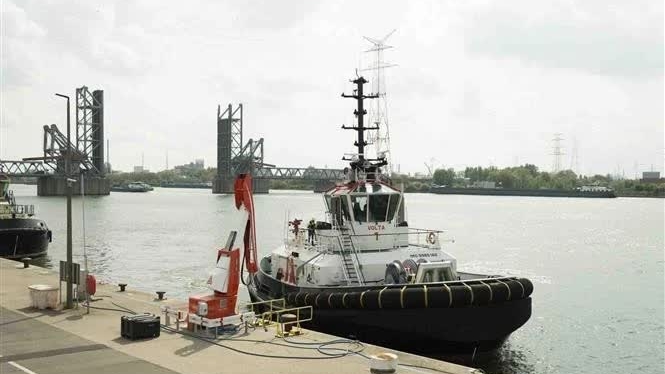 Vietnamese-made electric tugboat operates at Belgium, showcasing green shipbuilding capabilities