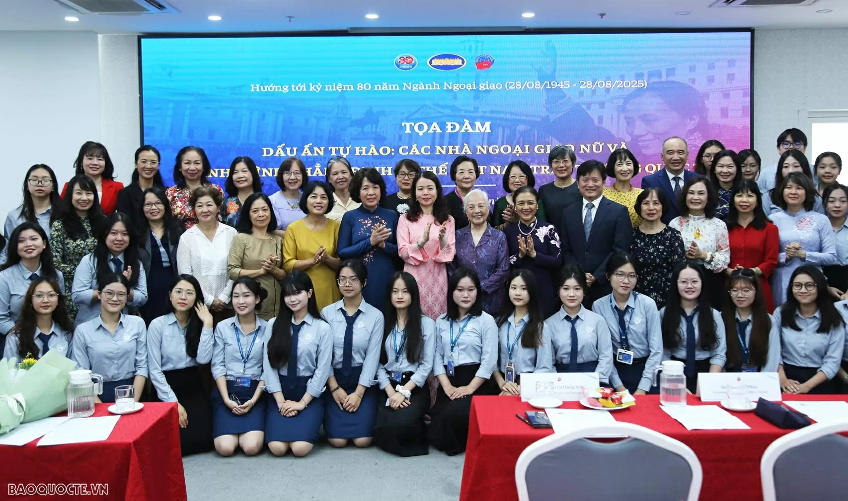 'Những người mẹ, người chị' phi thường trên mặt trận không tiếng súng 'Những người mẹ, người chị' phi thường trên mặt trận không tiếng súng