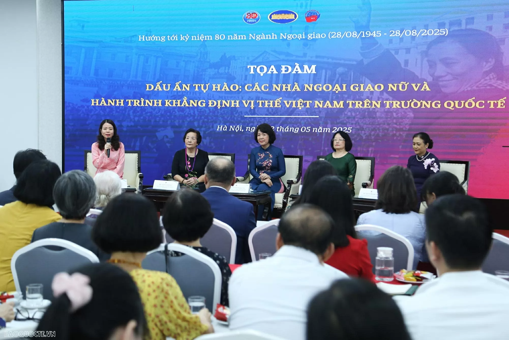 'Những người mẹ, người chị' phi thường trên mặt trận không tiếng súng