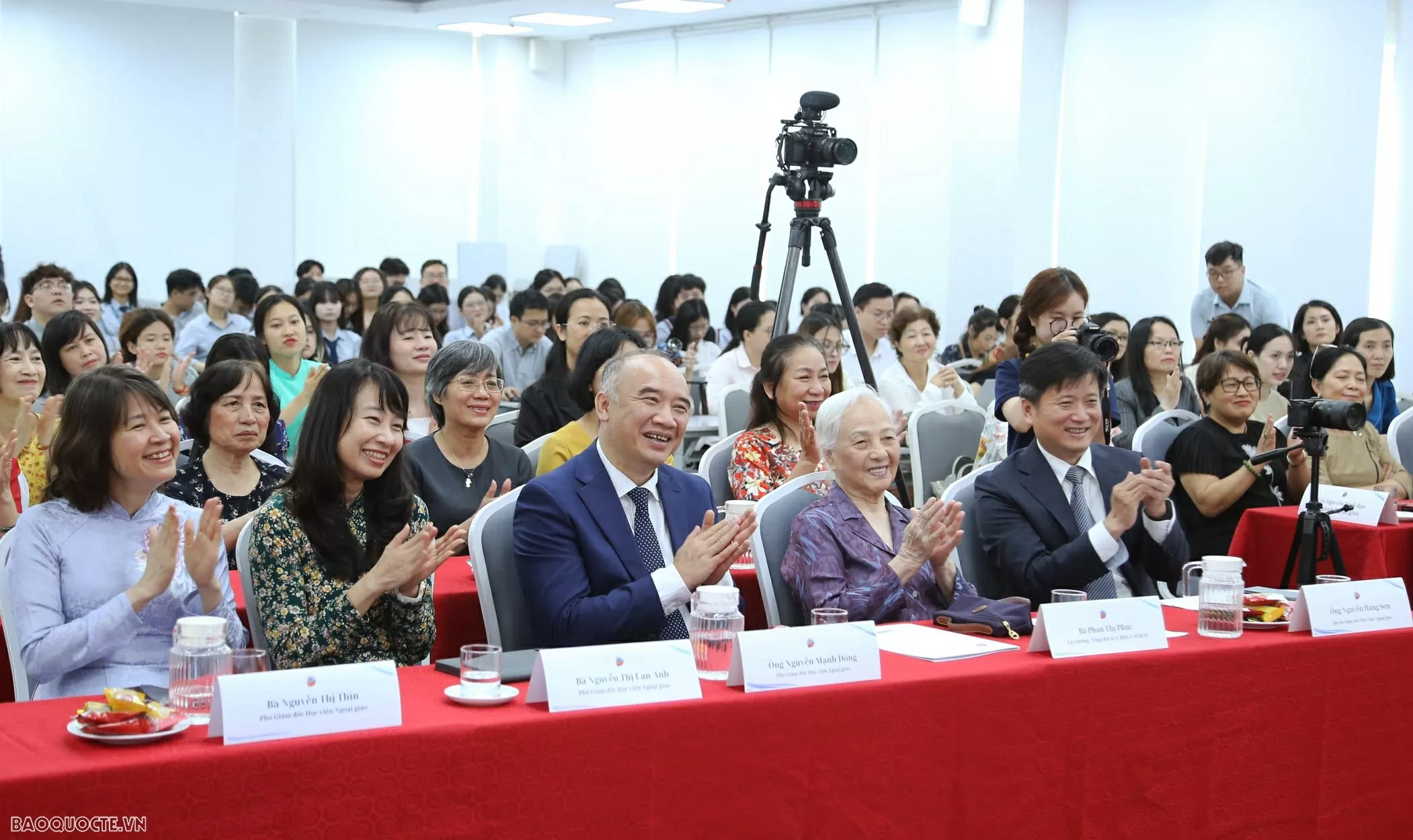 'Những người mẹ, người chị' phi thường trên mặt trận không tiếng súng 'Những người mẹ, người chị' phi thường trên mặt trận không tiếng súng