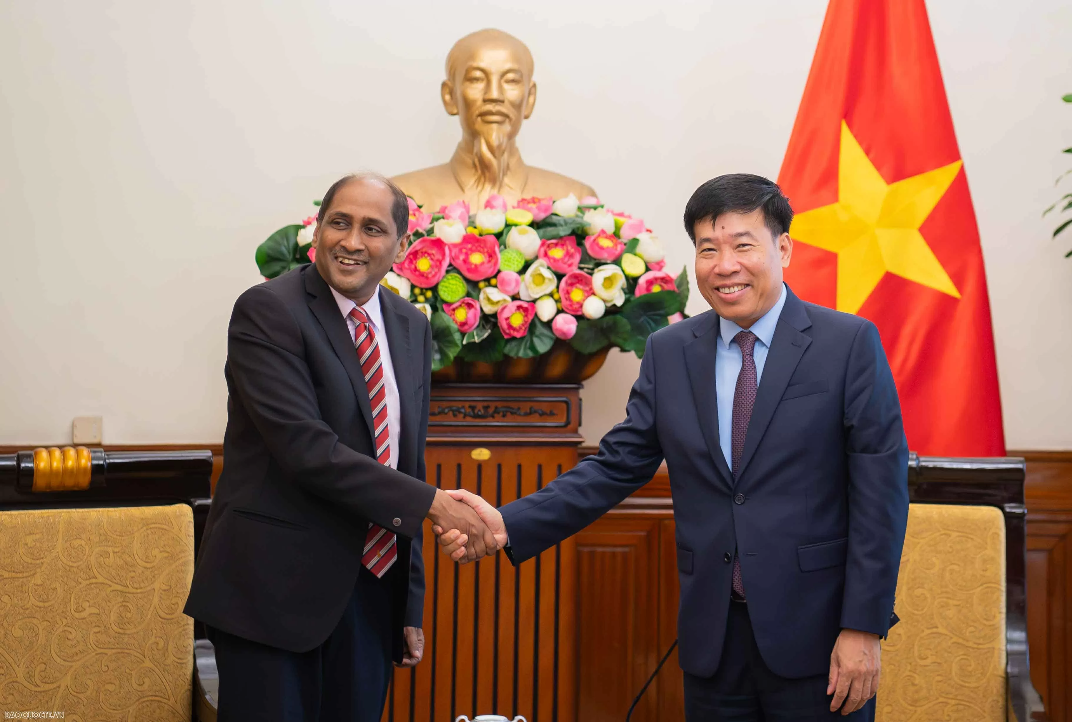 Thứ trưởng Bộ Ngoại giao Nguyễn Mạnh Cường, giao tiếp Đại sứ Singapore tại Việt Nam Jaya Ratnam. (Ảnh: Nguyễn Hồng) Thứ trưởng Bộ Ngoại giao Nguyễn Mạnh Cường, giao tiếp Đại sứ Singapore tại Việt Nam Jaya Ratnam. (Ảnh: Nguyễn Hồng)