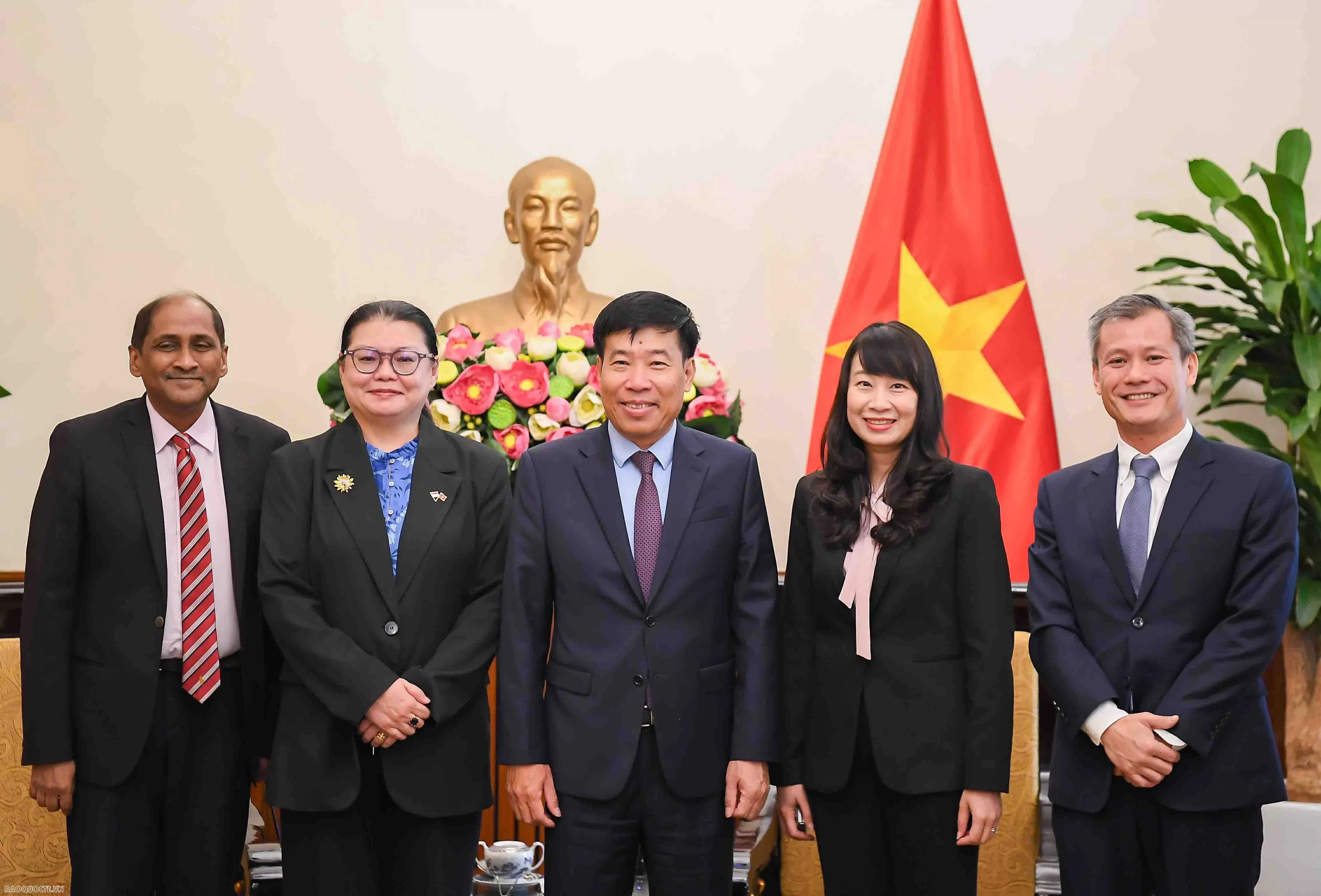 Các đại biểu chụp ảnh lưu niệm. (Ảnh: Nguyễn Hồng)