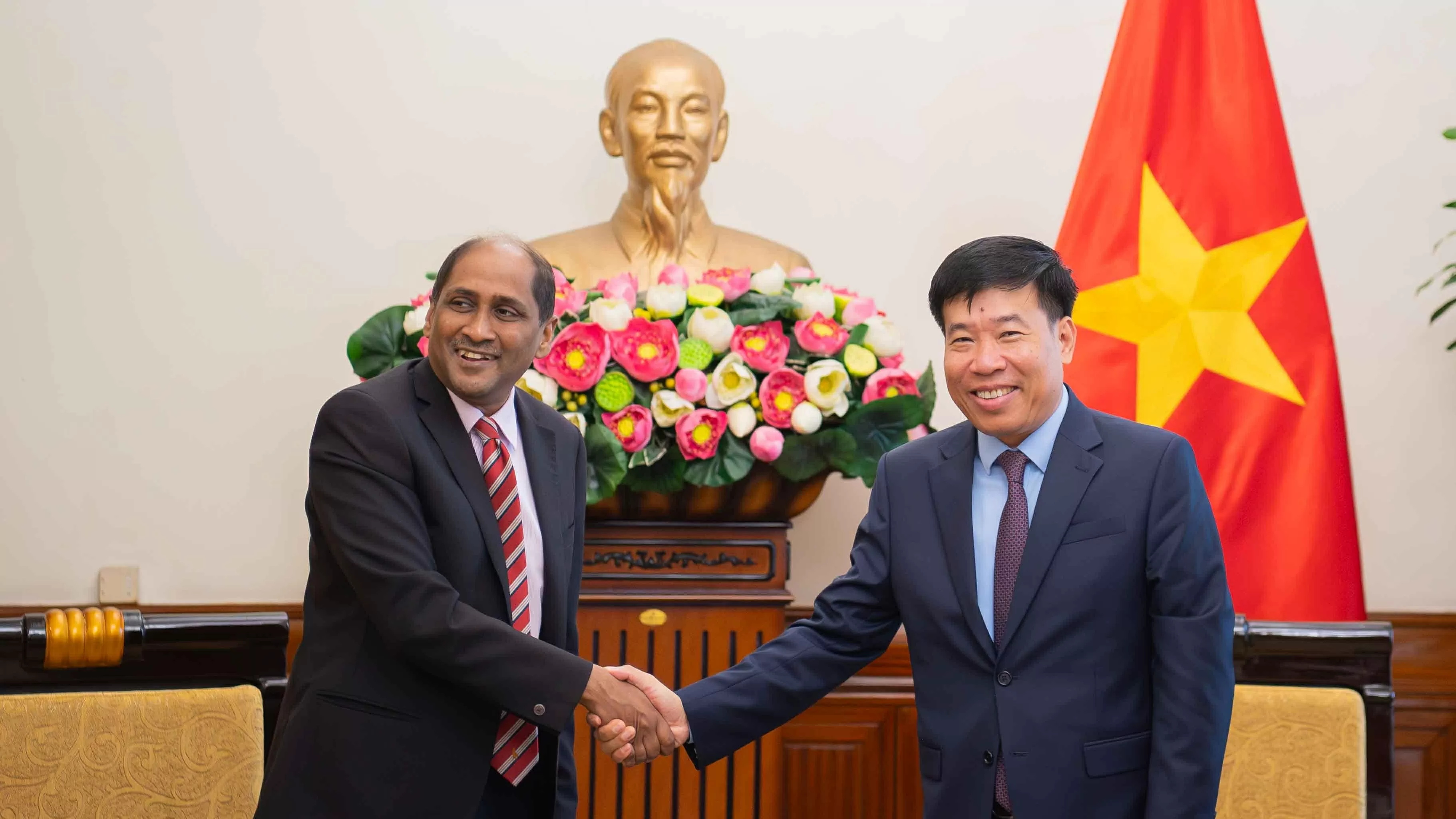 Deputy Foreign Minister Nguyen Manh Cuong receives Singaporean Ambassador to Vietnam