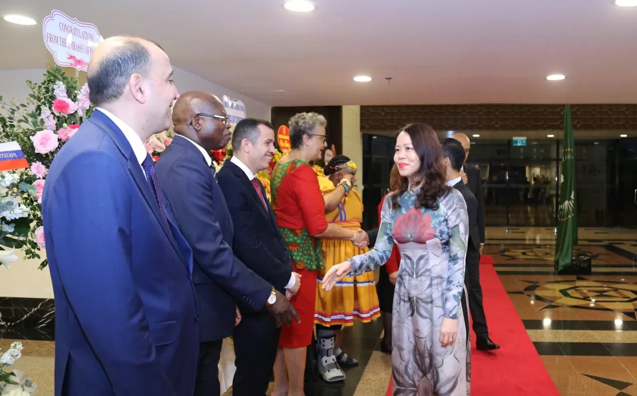 Đại sứ các nước châu Phi vui mừng tiếp đón Thứ trưởng Nguyễn Minh Hằng dự buổi Lễ. (Ảnh: Thành Long)