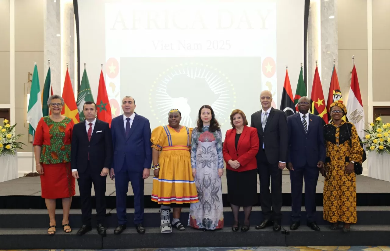 Thứ trưởng Nguyễn Minh Hằng chụp ảnh lưu niệm cùng với Đại sứ các nước châu Phi tại Việt Nam. (Ảnh: Thành Long) Thứ trưởng Nguyễn Minh Hằng chụp ảnh lưu niệm cùng với Đại sứ các nước châu Phi tại Việt Nam. (Ảnh: Thành Long)