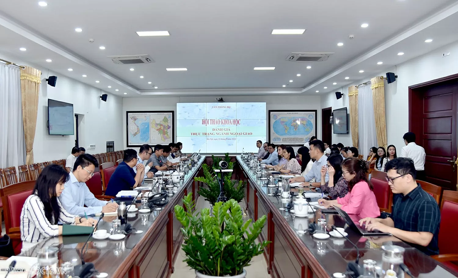 Tại Hội thảo, các đại biểu cũng trao đổi, đóng góp ý kiến chuyên môn nhằm đánh giá thực trạng dựng ngành Ngoại giao, đồng thời đề xuất các phương hướng, giải pháp phát triển tổ chức bộ máy, nguồn lực phục vụ phát triển ngành. Tại Hội thảo, các đại biểu cũng trao đổi, đóng góp ý kiến chuyên môn nhằm đánh giá thực trạng dựng ngành Ngoại giao, đồng thời đề xuất các phương hướng, giải pháp phát triển tổ chức bộ máy, nguồn lực phục vụ phát triển ngành.