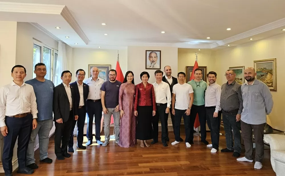Đại sứ Việt Nam tại Thổ Nhĩ Kỳ Đặng Thị Thu Hà gặp mặt với cộng đồng người Việt Nam đang sinh sống, làm việc tại Thổ Nhĩ Kỳ.