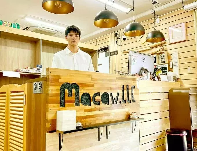 Ngo Ngoc Khanh, owner of the Macaw bookstore (Photo: I LOVE VIETNAM)