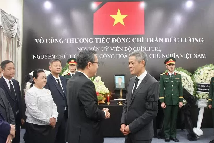 Respect-paying ceremony held in Cambodia for former State President Tran Duc Luong