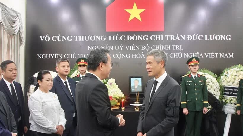 The Vietnamese Embassy in Cambodia hosts a tribute ceremony for former State President Tran Duc Luong