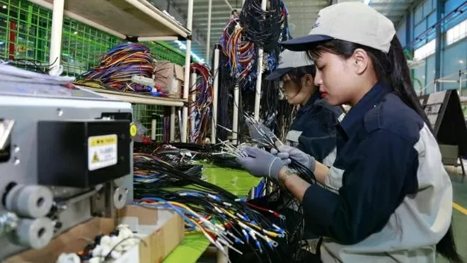 Workers produce electrical equipment at a plant in the Hoa Lac Hi-Tech Park in Hanoi (Photo: nhandan.vn)