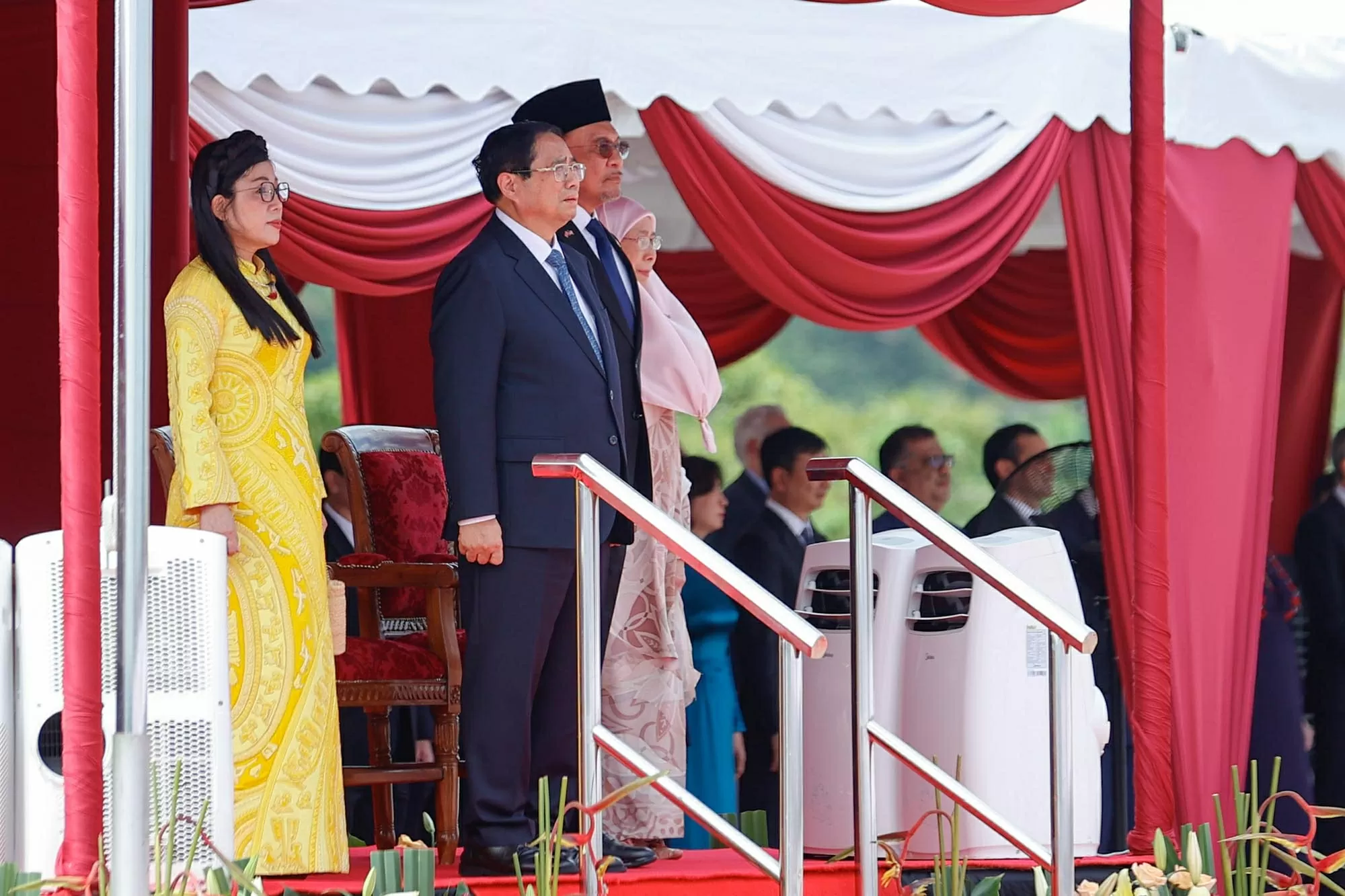 Thủ tướng Anwar Ibrahim và Phu nhân bắt tay chào mừng Thủ tướng Chính phủ và Phu nhân, sau đó cùng nhau di chuyển lên bục danh dự - Ảnh: VGP/Nhật Bắc
