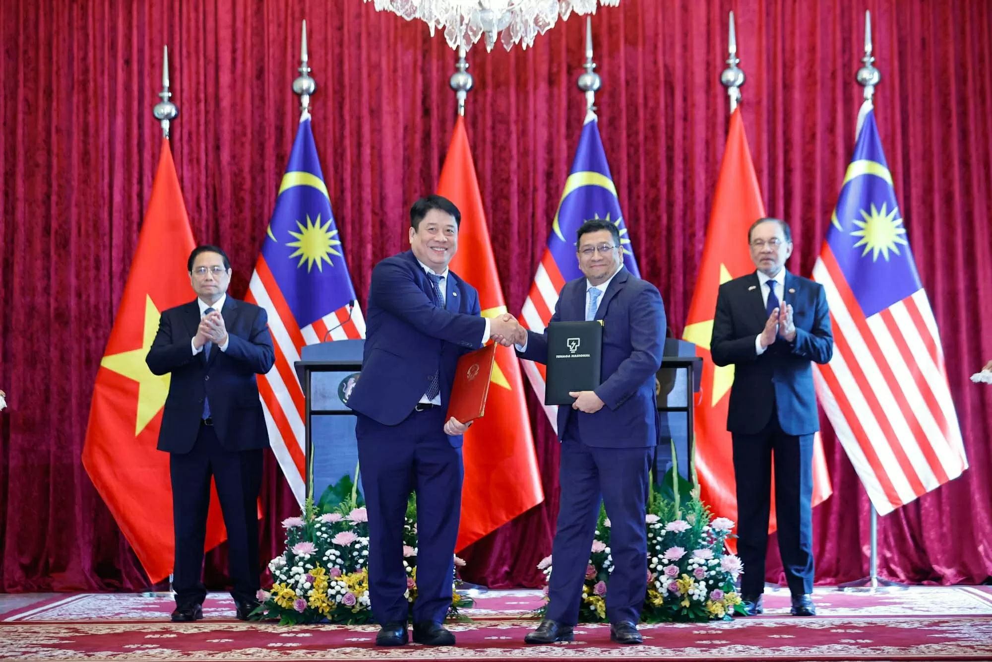 Thủ tướng Phạm Minh Chính và Thủ tướng Malaysia Anwar Ibrahim chứng kiến trao Bản ghi nhớ giữa Tập đoàn Điện lực Việt Nam và Tập đoàn Điện lực Malaysia - Ảnh: VGP/Nhật Bắc