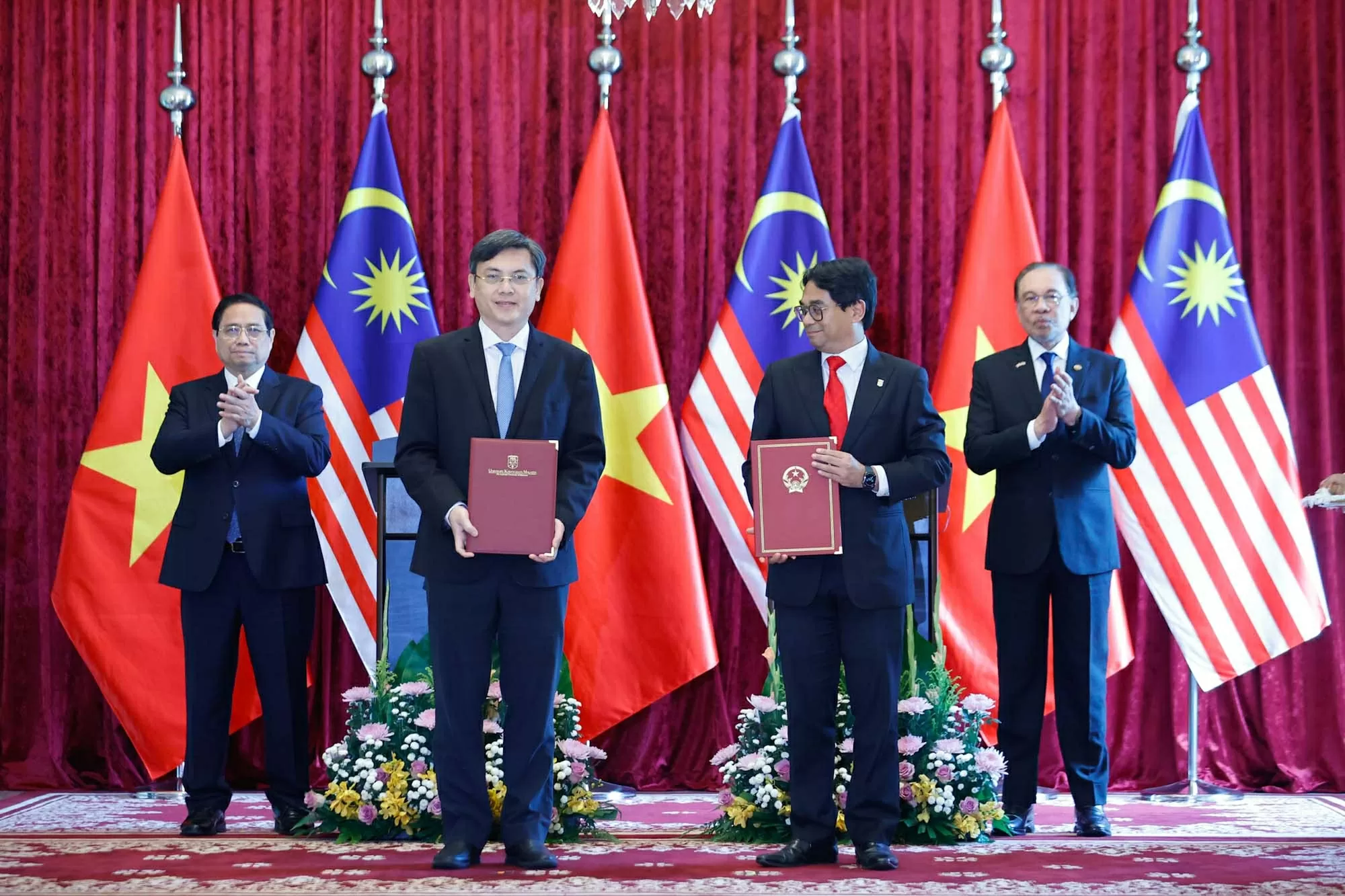 Thủ tướng Phạm Minh Chính và Thủ tướng Malaysia Anwar Ibrahim chứng kiến trao Ý định thư hợp tác giữa Đại học Quốc gia Thành phố Hồ Chí Minh và Đại học Quốc gia Malaysia - Ảnh: VGP/Nhật Bắc Thủ tướng Phạm Minh Chính và Thủ tướng Malaysia Anwar Ibrahim chứng kiến trao Ý định thư hợp tác giữa Đại học Quốc gia Thành phố Hồ Chí Minh và Đại học Quốc gia Malaysia - Ảnh: VGP/Nhật Bắc