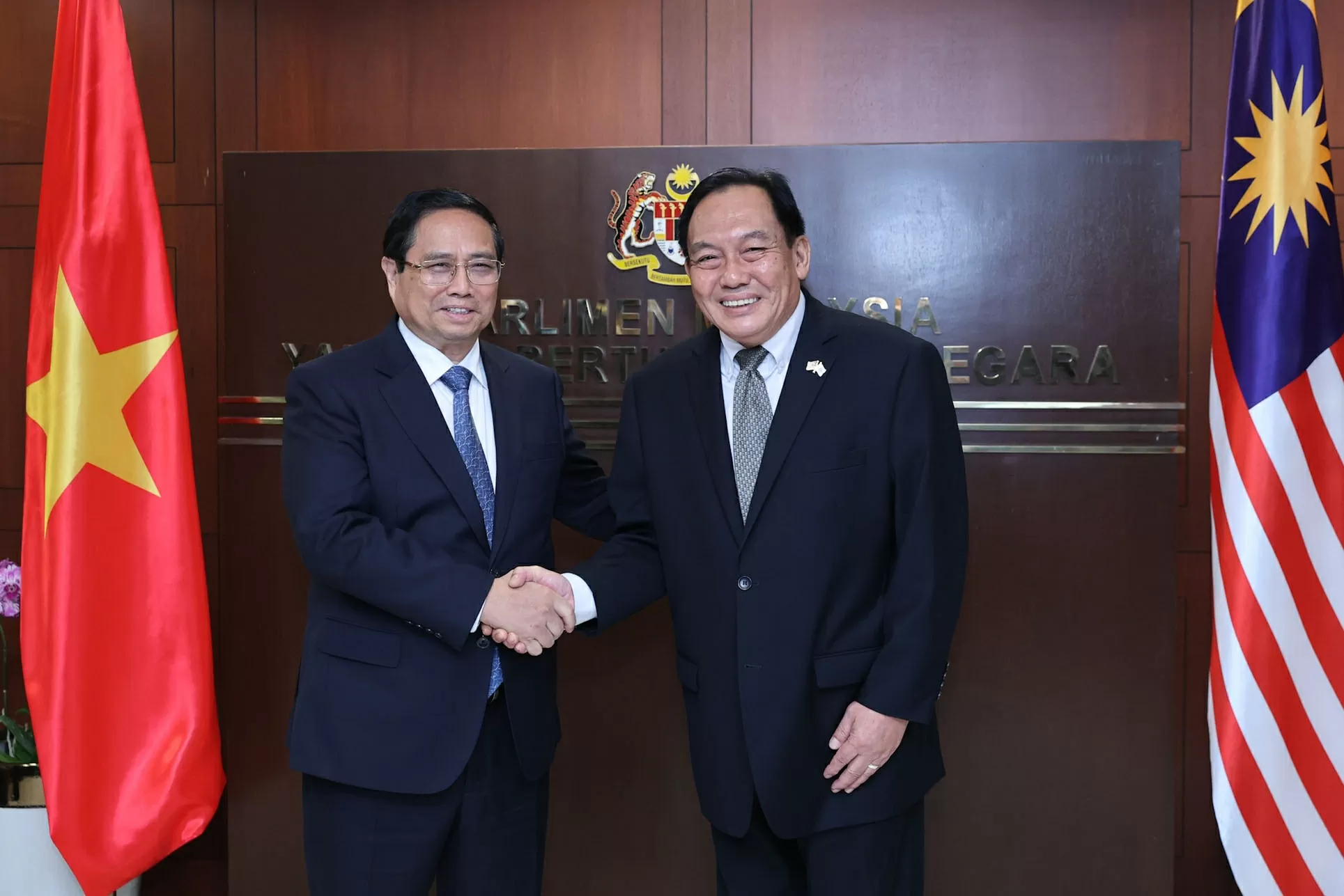 Thủ tướng Chính phủ Phạm Minh Chính hội kiến với Chủ tịch Thượng viện Malaysia Dato Awang Bemee Awang Ali Basah. Thủ tướng Chính phủ Phạm Minh Chính hội kiến với Chủ tịch Thượng viện Malaysia Dato Awang Bemee Awang Ali Basah.