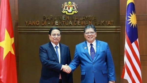 PM Pham Minh Chinh meets Speaker of Malaysian House of Representatives Tan Sri Dato’ Johari Bin Abdul in Kuala Lumpur