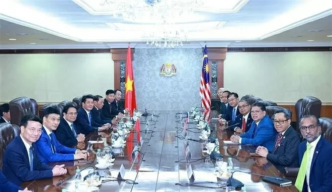 PM Pham Minh Chinh meets Speaker of Malaysian House of Representatives Tan Sri Dato’ Johari Bin Abdul in Kuala Lumpur