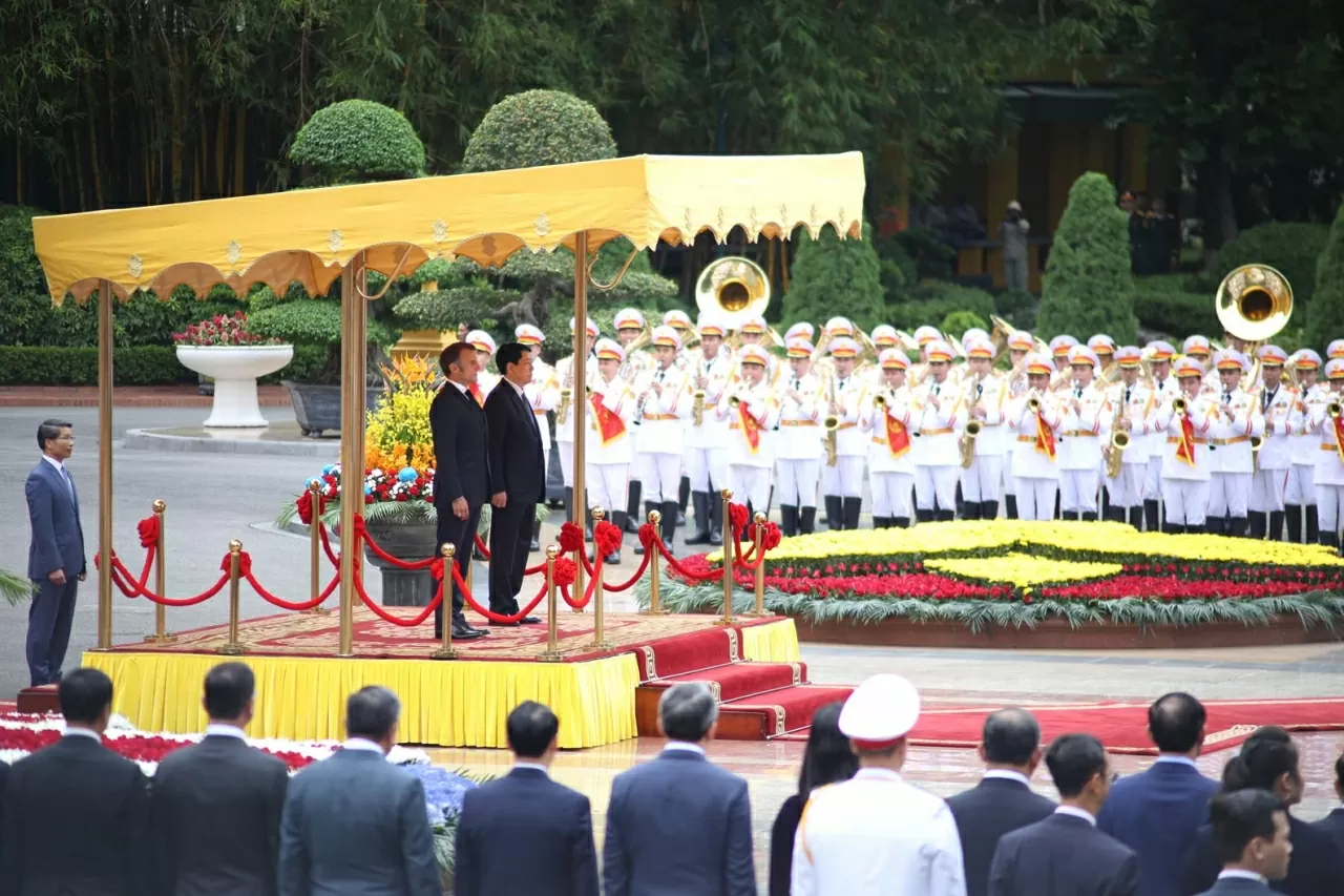 Welcome ceremony held for French President in Hanoi