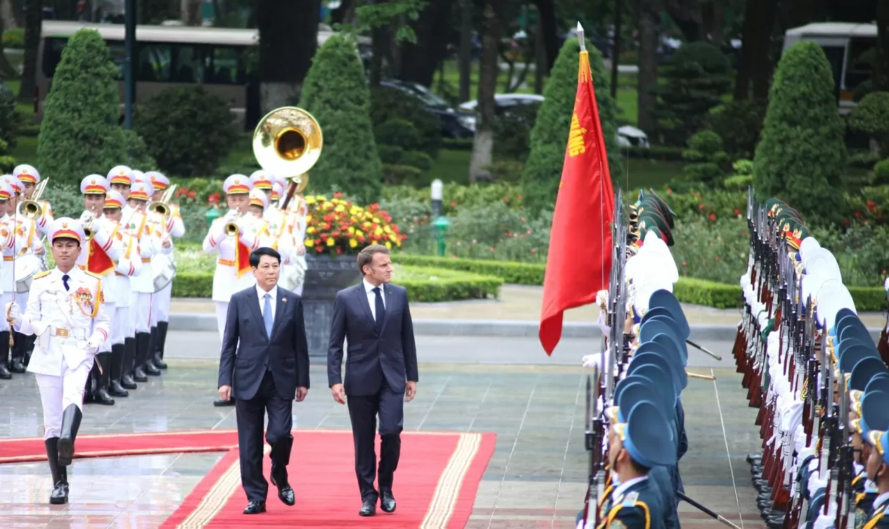 President Luong Cuong hosts welcome ceremony for French President in Hanoi