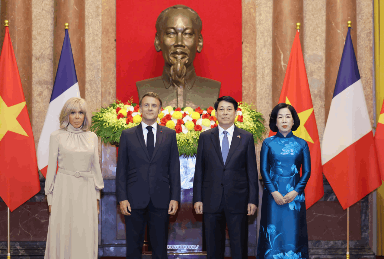 President Luong Cuong hosts welcome ceremony for French President in Hanoi