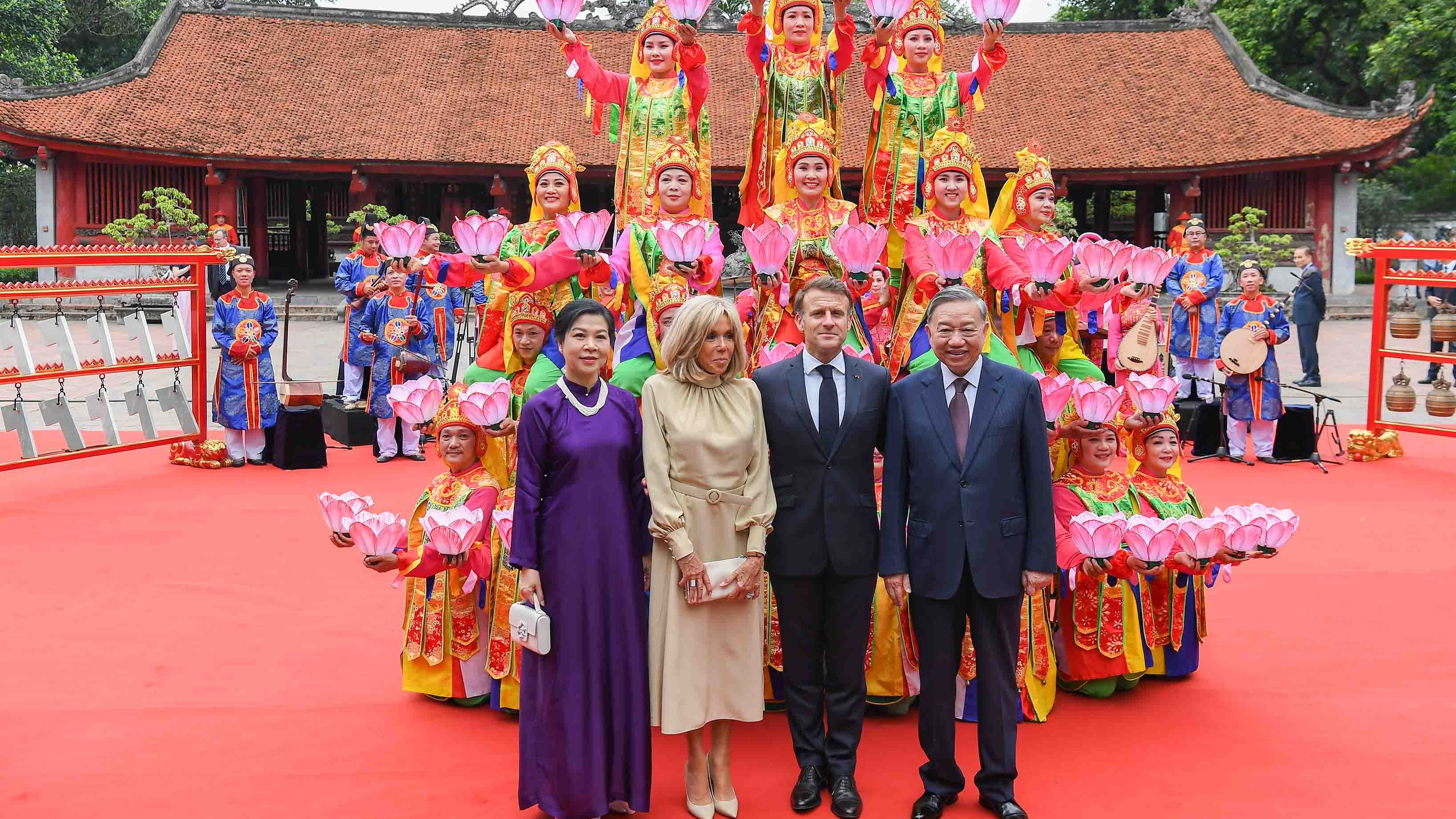 Party General Secretary To Lam, French President Emmanuel Macron visit Vietnam’s first national university