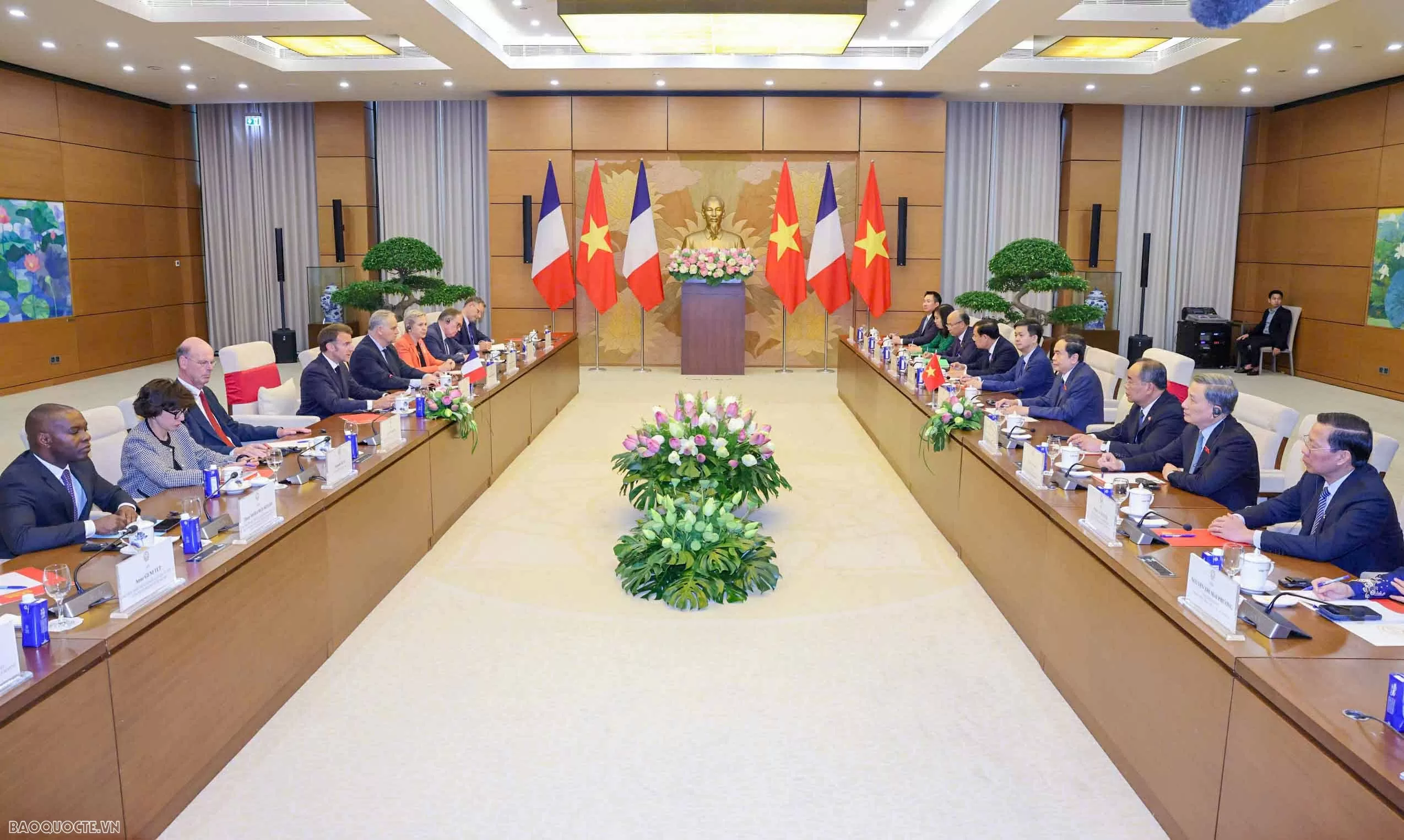NA Chairman Tran Thanh Man meets with French President Emmanuel Macron NA Chairman Tran Thanh Man meets with French President Emmanuel Macron