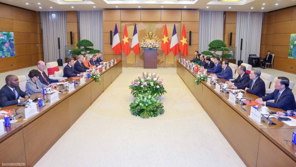 NA Chairman Tran Thanh Man meets with French President Emmanuel Macron