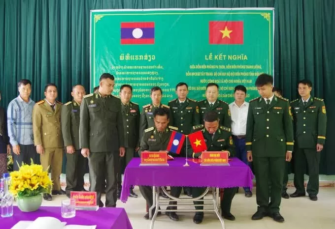 Vietnamese, Lao border forces strengthen solidarity Vietnamese, Lao border forces strengthen solidarity