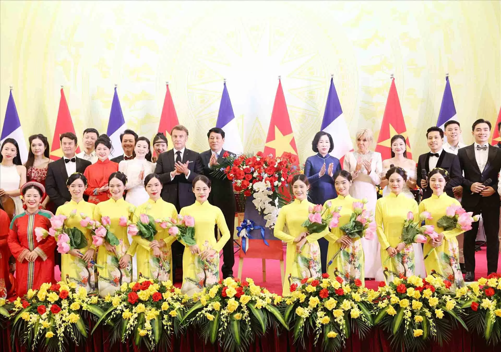 President Luong Cuong hosts banquet for French President Emmanuel Macron in Hanoi