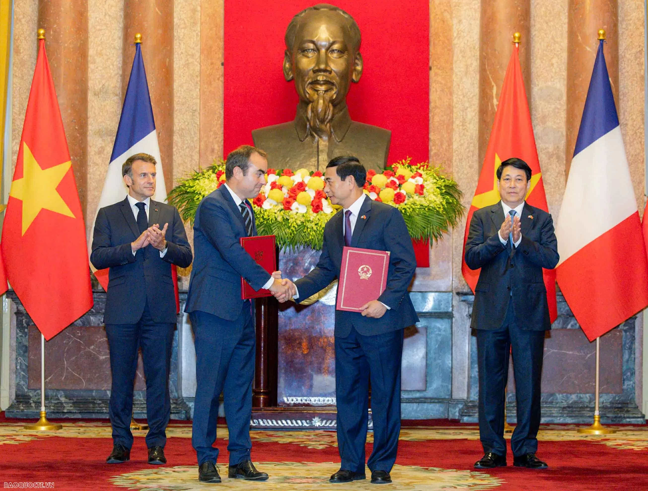 Vietnam, France Presidents hold joint press conference to announce outcomes of their talks in Hanoi Vietnam, France Presidents hold joint press conference to announce outcomes of their talks in Hanoi