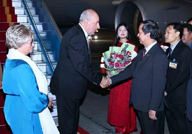Hungarian President Sulyok Tamas arrives in Hanoi, beginning official visit to Vietnam Hungarian President Sulyok Tamas arrives in Hanoi, beginning official visit to Vietnam