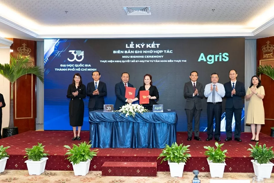 Ông Vũ Hải Quân, Giám đốc Đại học Quốc gia – TP. HCM và bà Đặng Huỳnh Ức My, Chủ tịch HĐQT AgriS trao văn kiện hợp tác ngày 24/5/2025, trước sự chứng kiến của Đồng chí Trần Lưu Quang – Bí thư Trung ương Đảng, Trưởng Ban Chính sách, Chiến lược Trung ương.