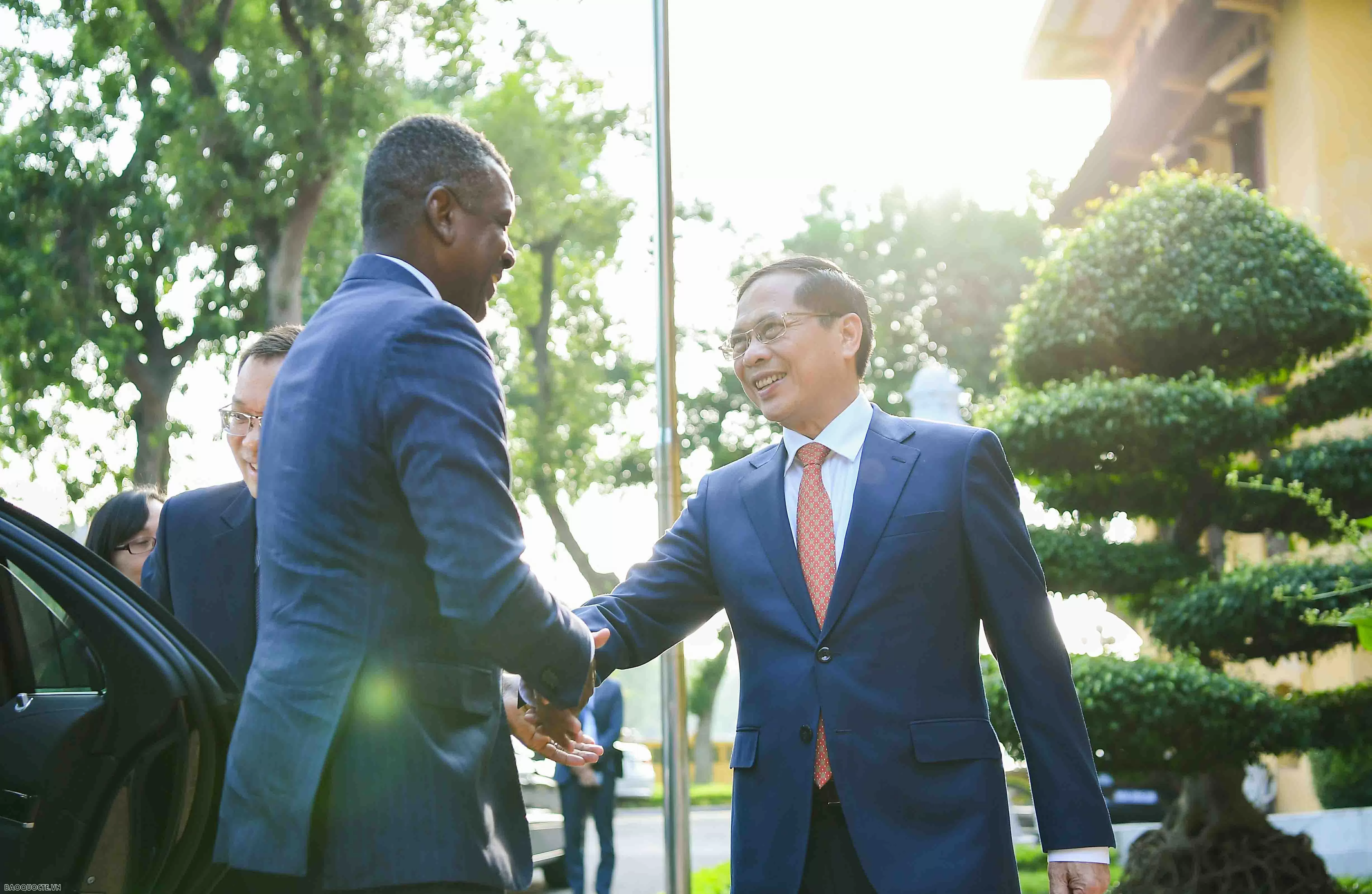 Deputy PM, FM Bui Thanh Son holds talks with Dominican Foreign Minister Vince Henderson in Hanoi