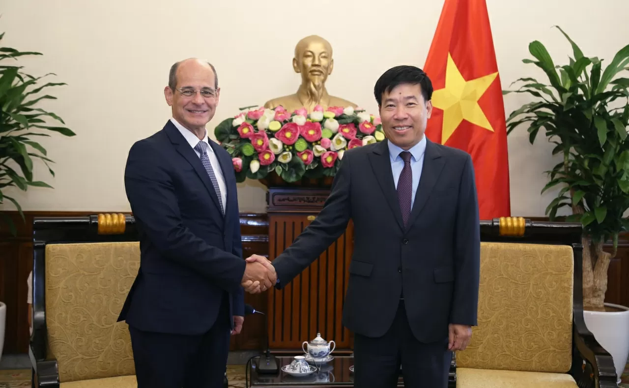 Thứ trưởng Nguyễn Mạnh Cường chào mừng đồng chí Rogelio Sierra Diaz trở lại thăm Việt Nam. (Ảnh: Thành Long)