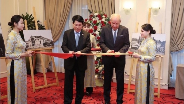 President Luong Cuong and Hungarian President Sulyok Tamas attend exhibition of photos by Bozoky Dezso