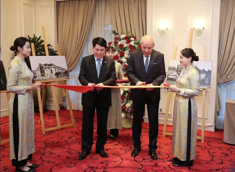 President Luong Cuong and Hungarian President Sulyok Tamas attend exhibition of photos by Bozoky Dezso
