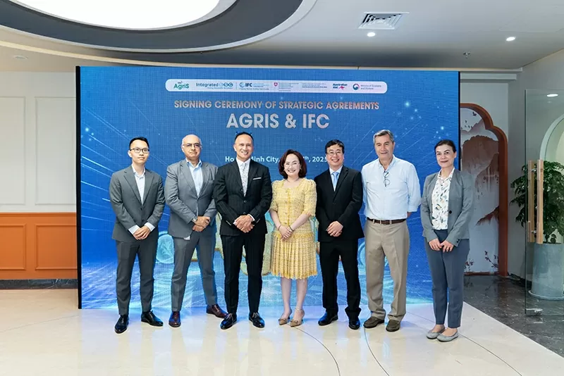 Ms. Dang Huynh Uc My, Chairlady of AgriS (4th from the left), and Mr. Darryl James Dong, Head of IFC Ho Chi Minh City Office (3rd from the left), at the signing ceremony. Ms. Dang Huynh Uc My, Chairlady of AgriS (4th from the left), and Mr. Darryl James Dong, Head of IFC Ho Chi Minh City Office (3rd from the left), at the signing ceremony.