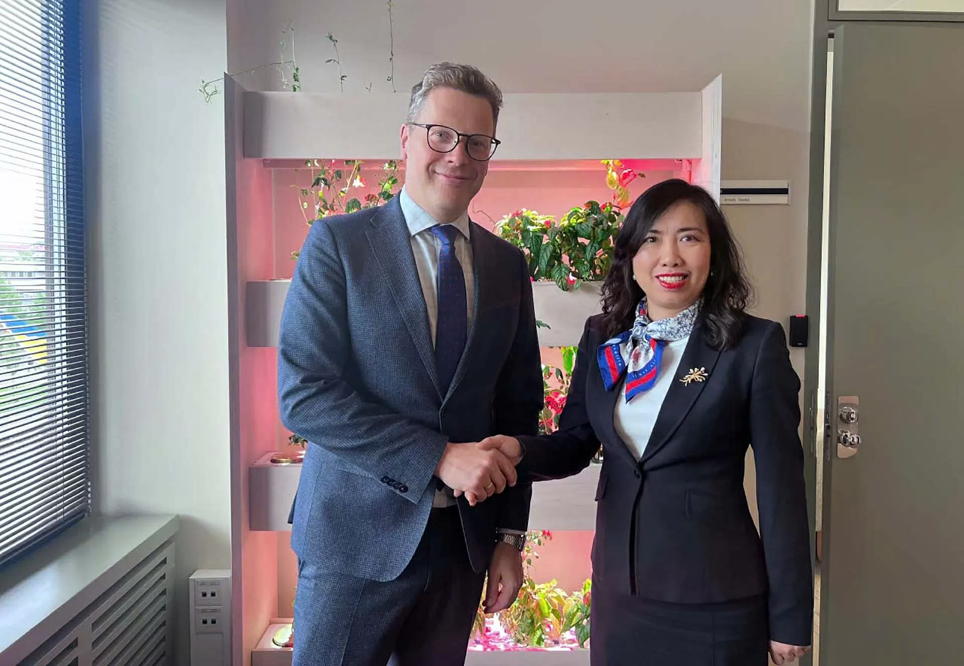 Thứ trưởng Ngoại giao Lê Thị Thu Hằng và Quốc Vụ khanh Bộ Ngoại giao Estonia Martin Roger. Thứ trưởng Ngoại giao Lê Thị Thu Hằng và Quốc Vụ khanh Bộ Ngoại giao Estonia Martin Roger.