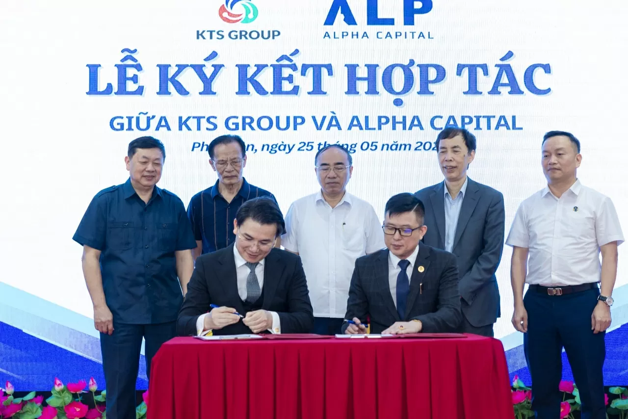 KTS Group and ALPHA CAPITAL representatives officiated the signing ceremony