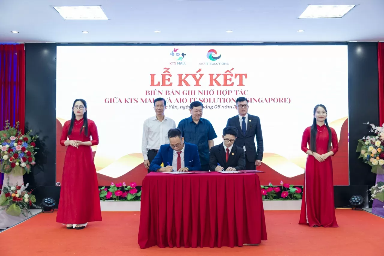 Representatives of KTS Mall and AIO IT Solutions (Singapore) conducted the signing ceremony Representatives of KTS Mall and AIO IT Solutions (Singapore) conducted the signing ceremony