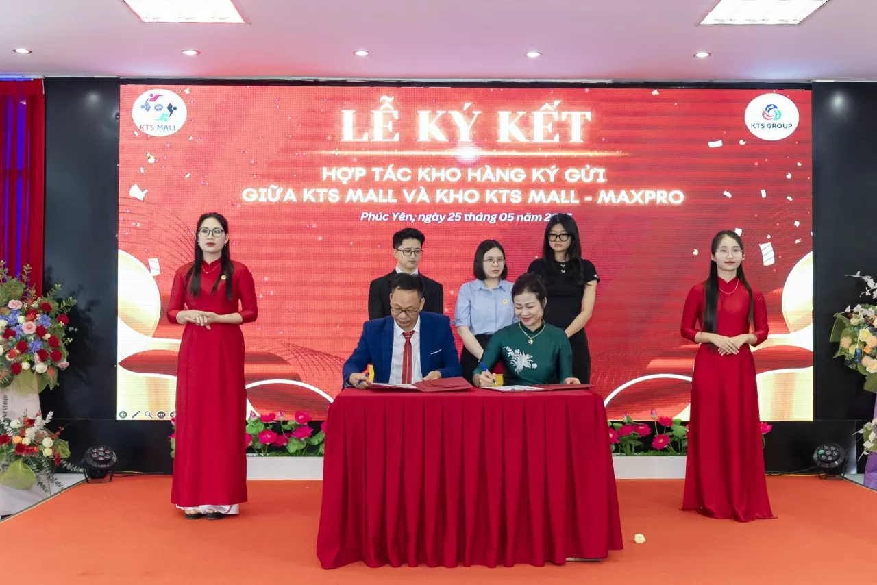 Representatives of KTS Mall and KTS Mall MAXPRO Warehouse carried out the signing ceremony