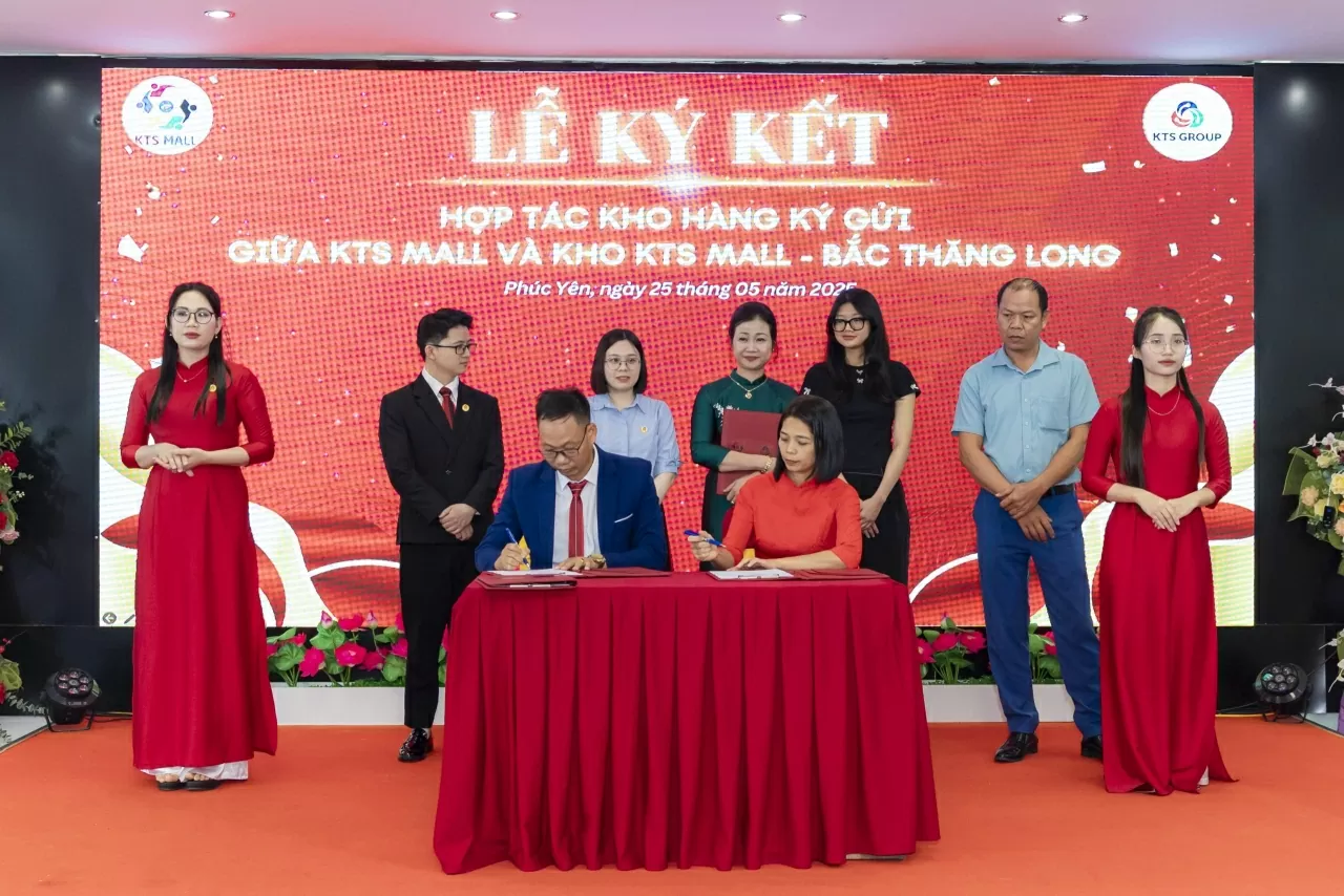 Representatives of KTS Mall and KTS Mall Bac Thang Long officiated the signing ceremony Representatives of KTS Mall and KTS Mall Bac Thang Long officiated the signing ceremony