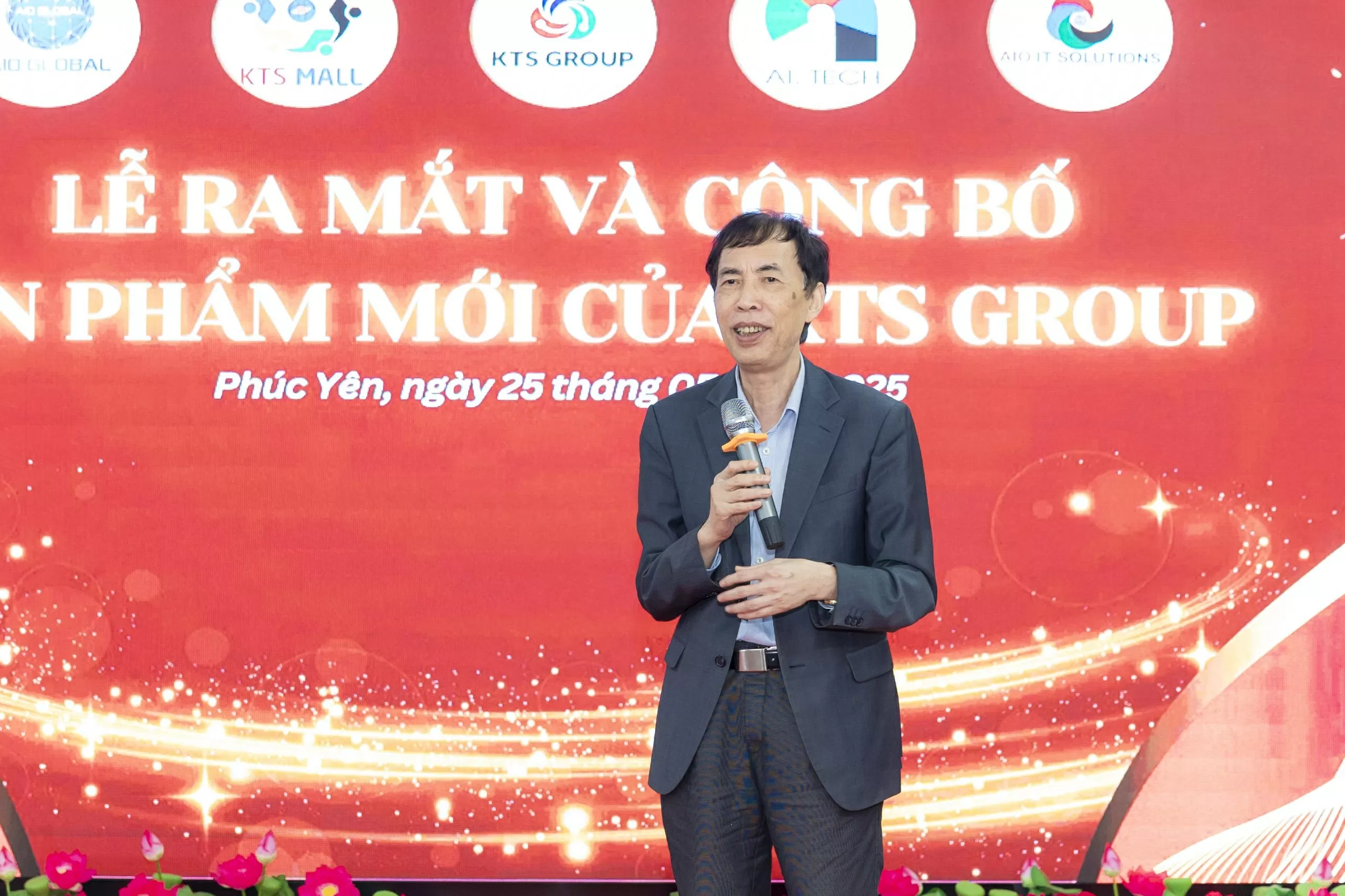 Dr. Vo Tri Thanh, Senior Economist, discussed Resolution 57/NQ by the Politburo on developing science, technology, and digital transformation. He emphasized the pioneering role of businesses in the digital era and recognized KTS Group as a positive model implementing the Party’s policies by integrating technology across life and production. Dr. Vo Tri Thanh, Senior Economist, discussed Resolution 57/NQ by the Politburo on developing science, technology, and digital transformation. He emphasized the pioneering role of businesses in the digital era and recognized KTS Group as a positive model implementing the Party’s policies by integrating technology across life and production.