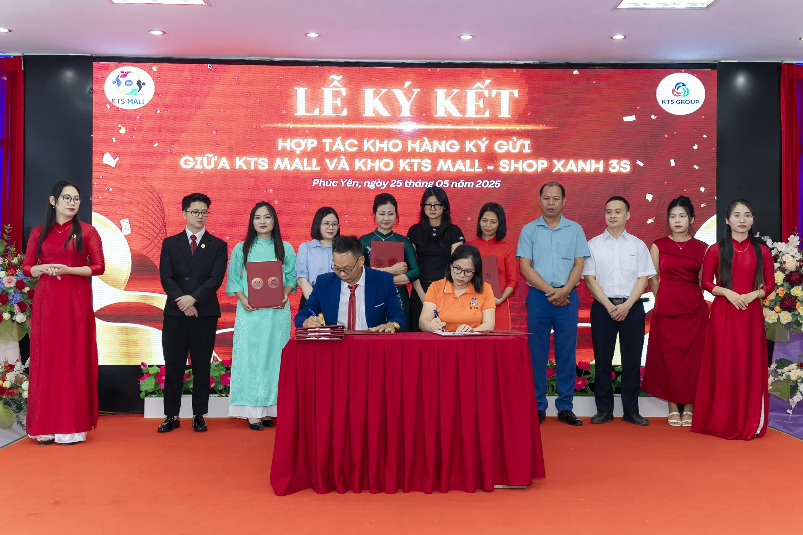 Representatives of KTS Mall and KTS Mall Shop Xanh 3S conducted the signing ceremony