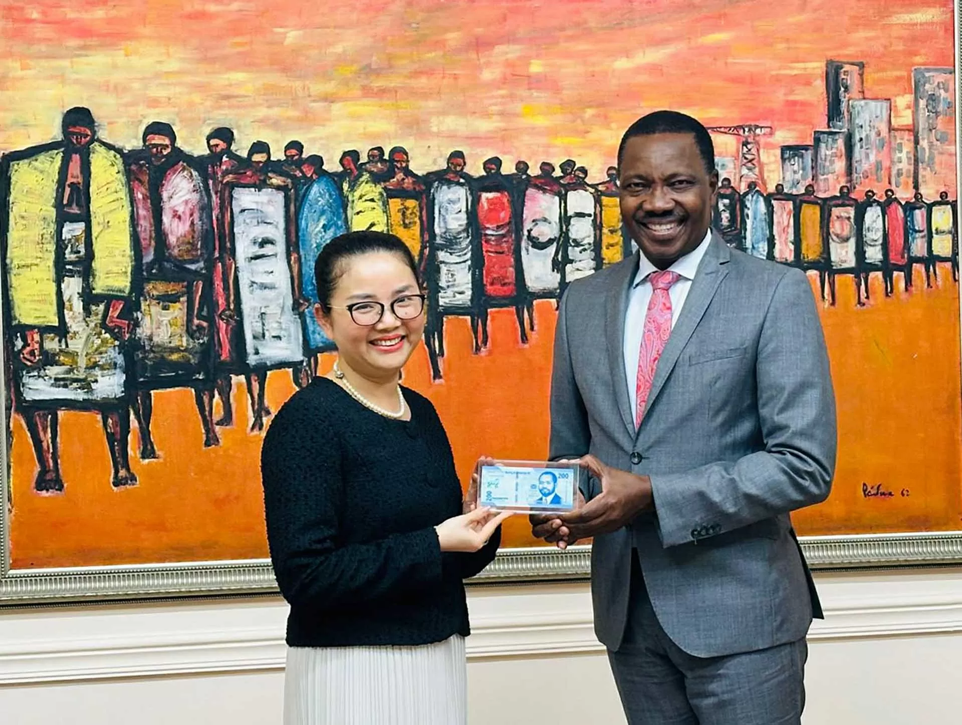 Đại sứ Trần Thị Thu Thìn và Thống đốc Ngân hàng Trung ương Mozambique Rogério Lucas Zandamela. Đại sứ Trần Thị Thu Thìn và Thống đốc Ngân hàng Trung ương Mozambique Rogério Lucas Zandamela.