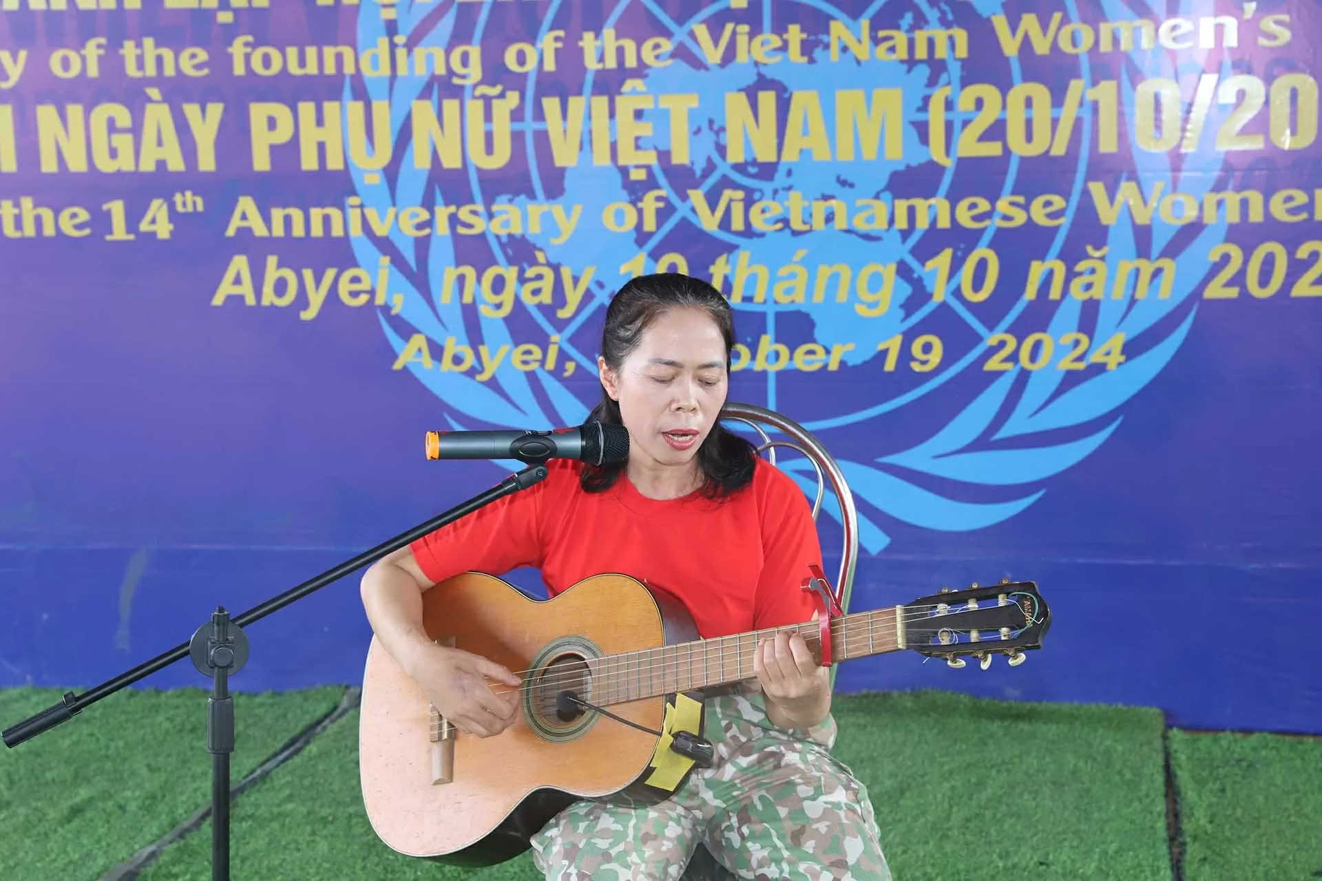Thiếu tá Cù Anh Đào trong hoạt động văn hóa của đơn vị. (Nguồn: Đội Công binh số 3)